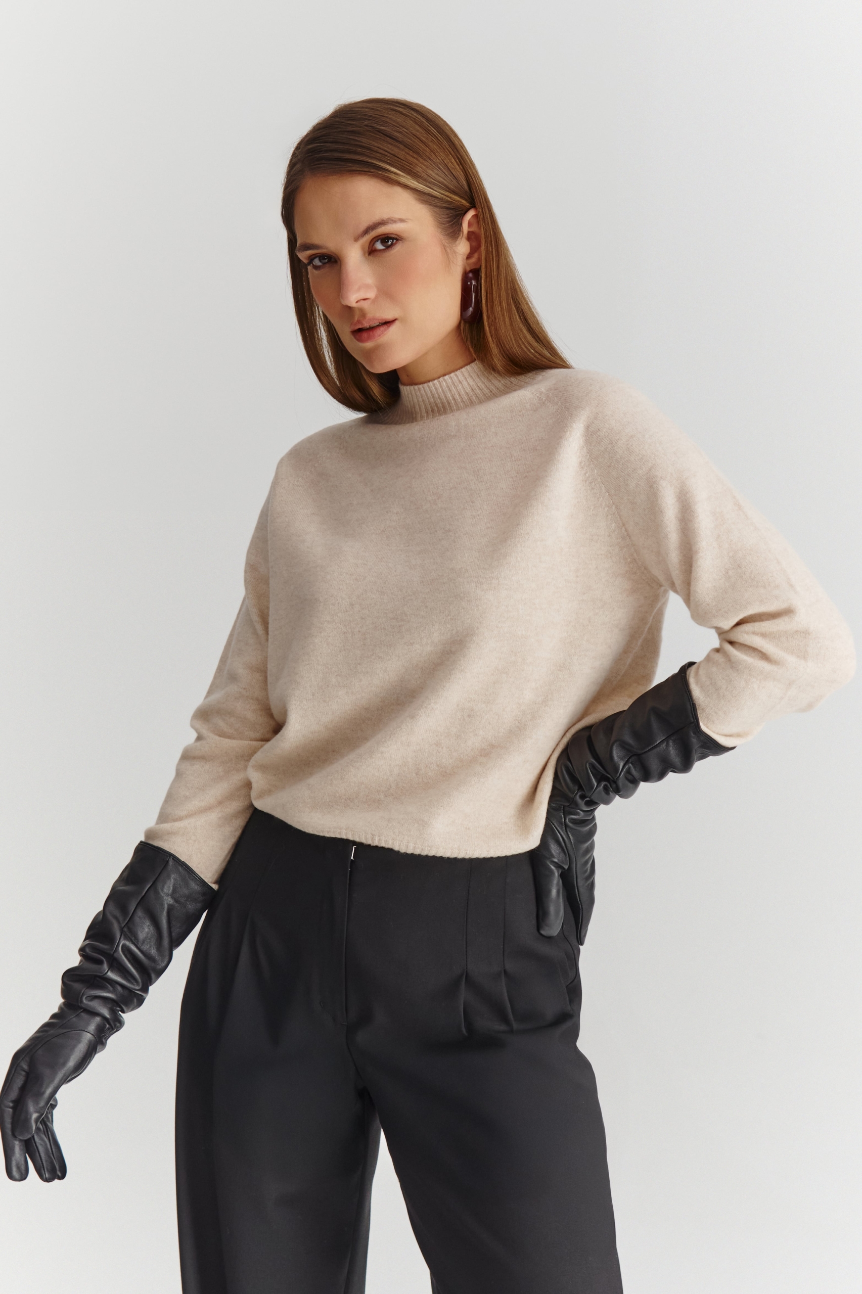Sweter wełniany ze stójką IVY beżowy - stylizacja z czarnymi spodniami