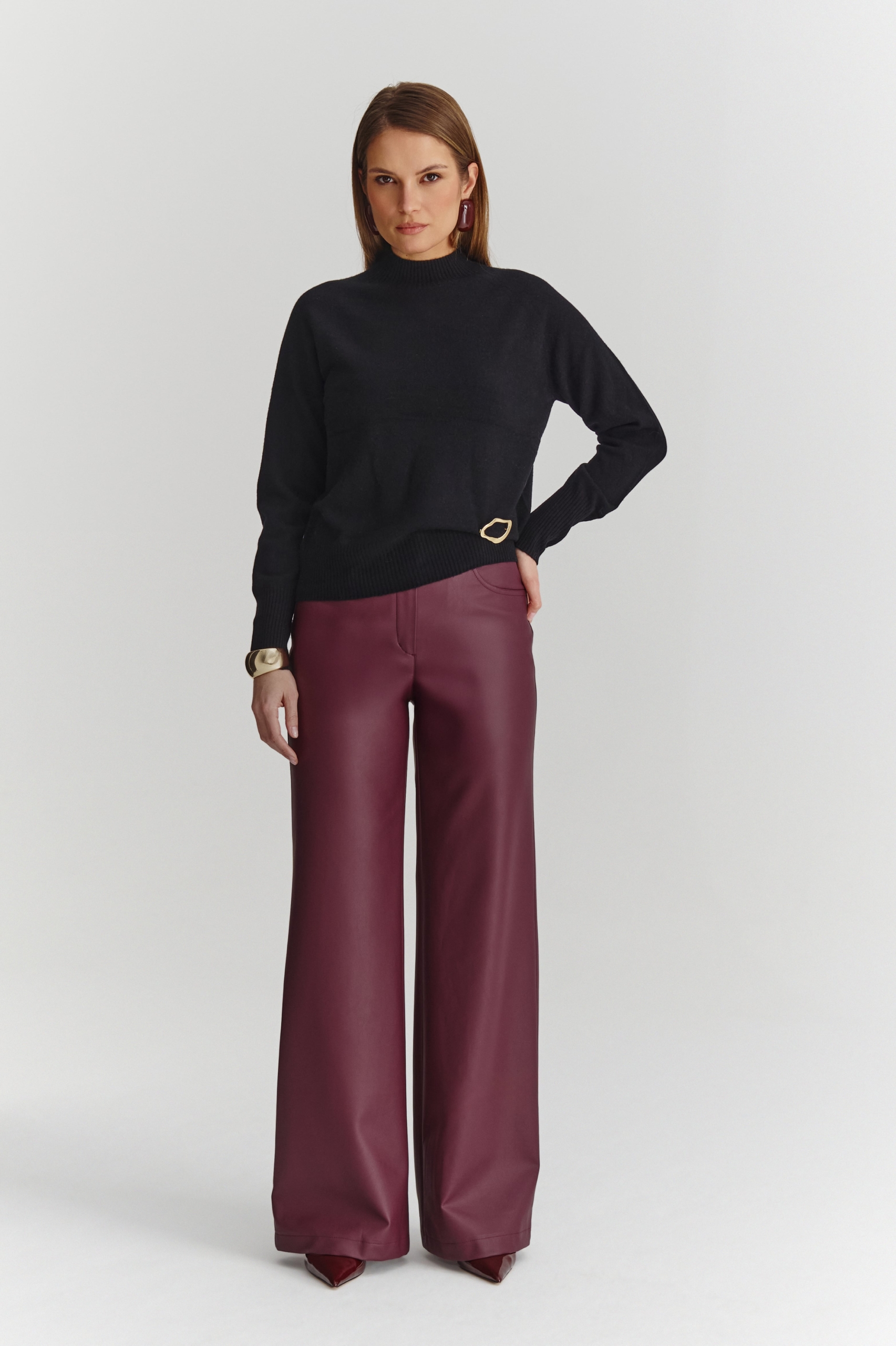 Sweter wełniany ze stójką IVY czarny - stylizacja ze spodniami bordowymi