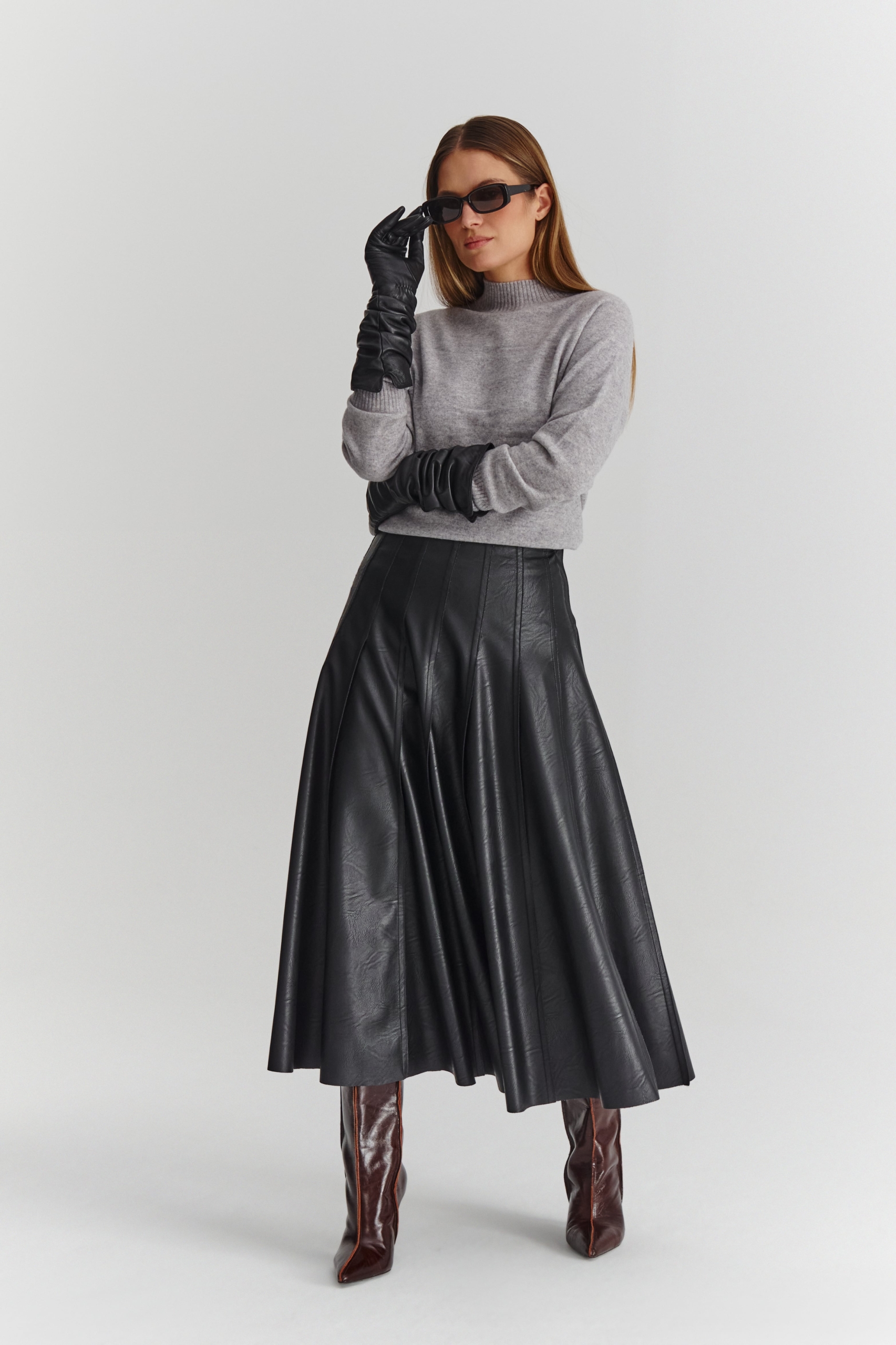 Sweter wełniany ze stójką IVY szary - stylizacja ze spódnicą rozkloszowaną z eko skóry