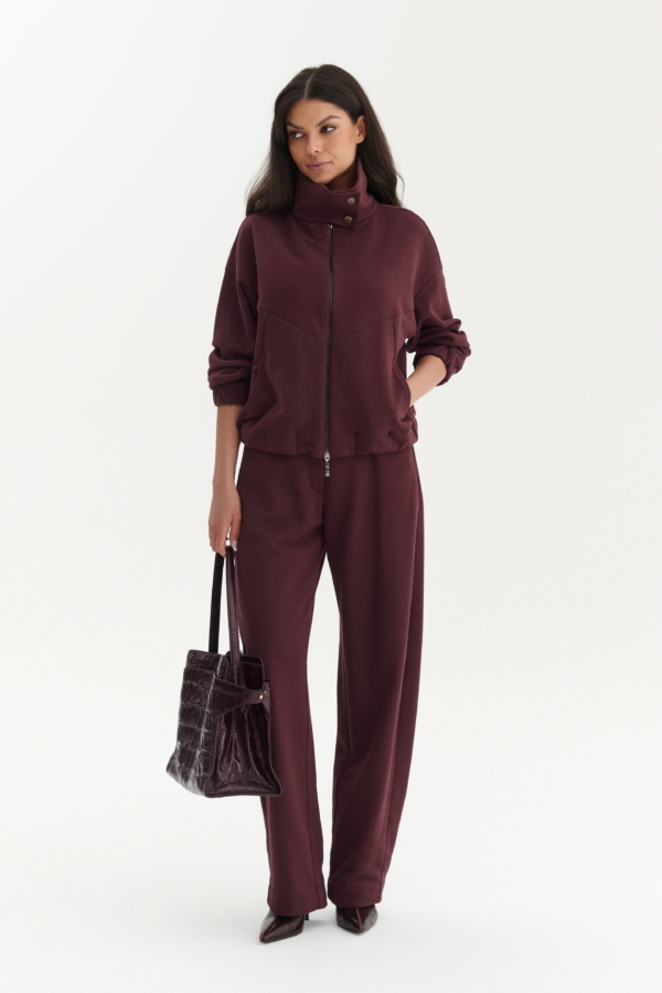 Total look w bordowej bluzie ze stójką zapinaną na napy i spodniach dresowych barrel, krój oversize