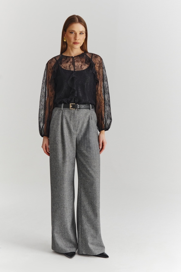 Szare spodnie w jodełkę – total look z czarną koronkową bluzką z falbaną